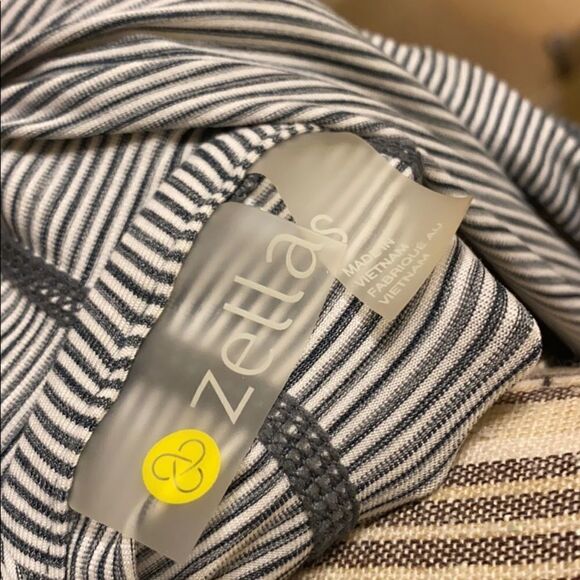 𝅺ZELLA hooded long sleeve women’s shirt. Small - Picture 5 of 6